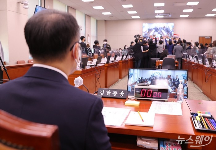 이원석 검찰총장이 20일 서울 여의도 국회에서 법제사법위원회의 대검찰청 국정감사에서 김도읍 위원장의 개회를 선언하고 강행한 감사에 반발한 더불어민주당 기동민 간사와 의원들, 이를 제지하는 국민의힘 의원들이 위원장을 둘러싸고 설전을 벌이고 있는 가운데 자리하고 있다. 사진=이수길 기자 leo2004@newsway.co.kr
