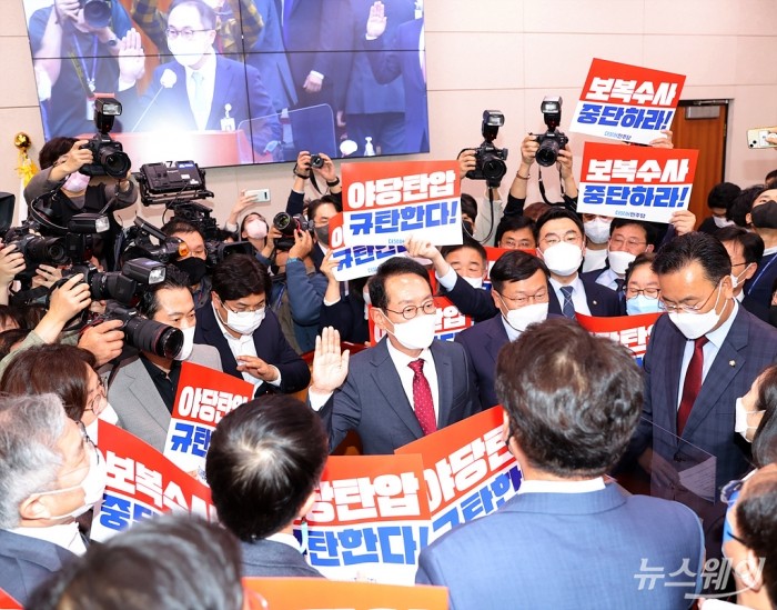 이원석 검찰총장이 20일 서울 여의도 국회에서 법제사법위원회의 대검찰청 국정감사에서 김도읍 위원장의 개회를 선언하고 강행한 감사에 반발한 더불어민주당 기동민 간사와 의원들, 이를 제지하는 국민의힘 의원들이 위원장을 둘러싸고 설전을 벌이고 있는 가운데 증인 선서를 하고 있다. 사진=이수길 기자 leo2004@newsway.co.kr