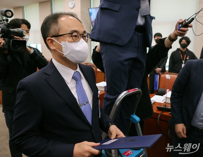 이원석 검찰총장이 개회를 선언하고 강행한 감사에 반발한 더불어민주당 기동민 간사와 의원들, 이를 제지하는 국민의힘 의원들이 위원장을 둘러싸고 설전을 벌이고 있는 가운데 증인 선서문을 제출하기 위해 이동하고 있다. 사진=이수길 기자 leo2004@newsway.co.kr