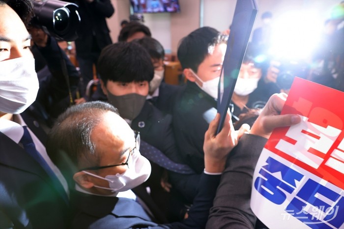이원석 검찰총장이 개회를 선언하고 강행한 감사에 반발한 더불어민주당 기동민 간사와 의원들, 이를 제지하는 국민의힘 의원들이 위원장을 둘러싸고 설전을 벌이고 있는 가운데 증인 선서문을 제출하기 위해 이동하고 있다. 사진=이수길 기자 leo2004@newsway.co.kr