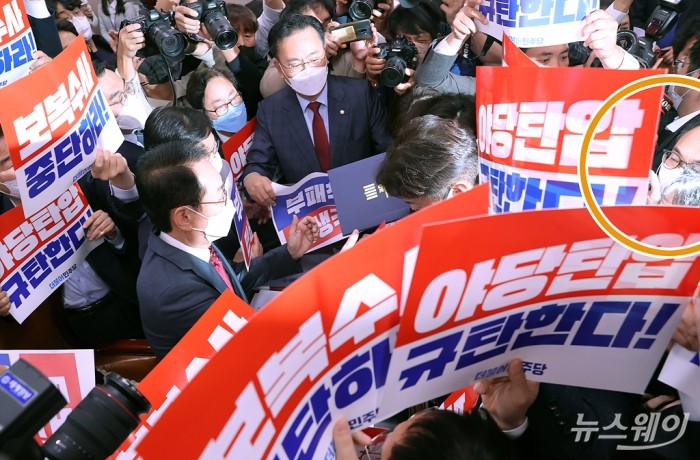 이원석 검찰총장이 20일 서울 여의도 국회에서 법제사법위원회의 대검찰청 국정감사에서 김도읍 위원장의 개회를 선언하고 강행한 감사에 반발한 더불어민주당 기동민 간사와 의원들, 이를 제지하는 국민의힘 의원들이 위원장을 둘러싸고 설전을 벌이고 있는 가운데 증인 선서문을 제출하고 있다. 사진=이수길 기자 leo2004@newsway.co.kr