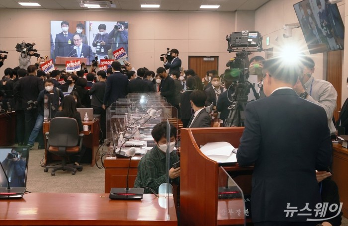 이원석 검찰총장이 20일 서울 여의도 국회에서 법제사법위원회의 대검찰청 국정감사에서 김도읍 위원장의 개회를 선언하고 강행한 감사에 반발한 더불어민주당 기동민 간사와 의원들, 이를 제지하는 국민의힘 의원들이 위원장을 둘러싸고 설전을 벌이고 있는 가운데 업무 보고를 하고 있다. 사진=이수길 기자 leo2004@newsway.co.kr