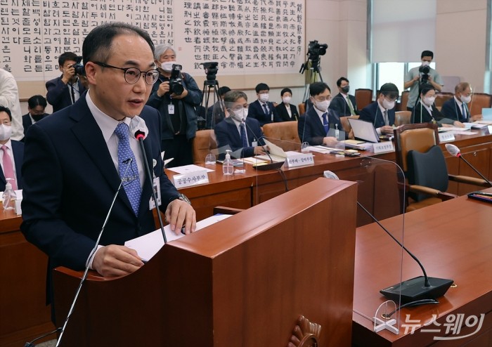 이원석 검찰총장이 20일 서울 여의도 국회에서 법제사법위원회의 대검찰청 국정감사에서 김도읍 위원장의 개회를 선언하고 강행한 감사에 반발한 더불어민주당 기동민 간사와 의원들, 이를 제지하는 국민의힘 의원들이 위원장을 둘러싸고 설전을 벌이고 있는 가운데 업무 보고를 하고 있다. 사진=이수길 기자 leo2004@newsway.co.kr