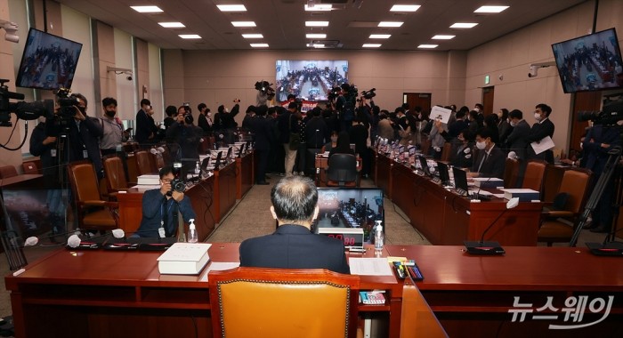 이원석 검찰총장이 20일 서울 여의도 국회에서 법제사법위원회의 대검찰청 국정감사에서 김도읍 위원장의 개회를 선언하고 강행한 감사에 반발한 더불어민주당 기동민 간사와 의원들, 이를 제지하는 국민의힘 의원들이 위원장을 둘러싸고 설전을 벌이고 있는 가운데 자리하고 있다. 사진=이수길 기자 leo2004@newsway.co.kr