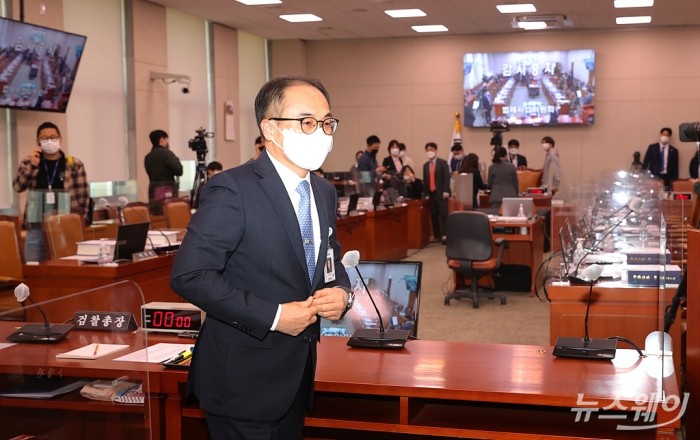 이원석 검찰총장이 20일 서울 여의도 국회에서 법제사법위원회의 대검찰청 국정감사에서 김도읍 위원장의 중지선언에 국감장을 나서고 있다. <br />
 사진=이수길 기자 leo2004@newsway.co.kr
