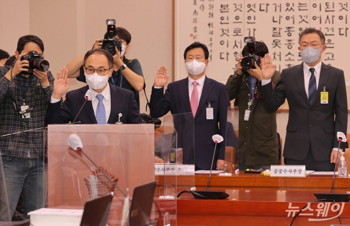 이원석 검찰총장이 20일 서울 여의도 국회에서 법제사법위원회의 대검찰청 국정감사에서 김도읍 위원장의 개회를 선언하고 강행한 감사에 반발한 더불어민주당 기동민 간사와 의원들, 이를 제지하는 국민의힘 의원들이 위원장을 둘러싸고 설전을 벌이고 있는 가운데 증인 선서를 하고 있다. 사진=이수길 기자 leo2004@newsway.co.kr