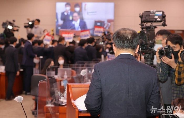 이원석 검찰총장이 20일 서울 여의도 국회에서 법제사법위원회의 대검찰청 국정감사에서 김도읍 위원장의 개회를 선언하고 강행한 감사에 반발한 더불어민주당 기동민 간사와 의원들, 이를 제지하는 국민의힘 의원들이 위원장을 둘러싸고 설전을 벌이고 있는 가운데 업무 보고를 하고 있다. 사진=이수길 기자 leo2004@newsway.co.kr