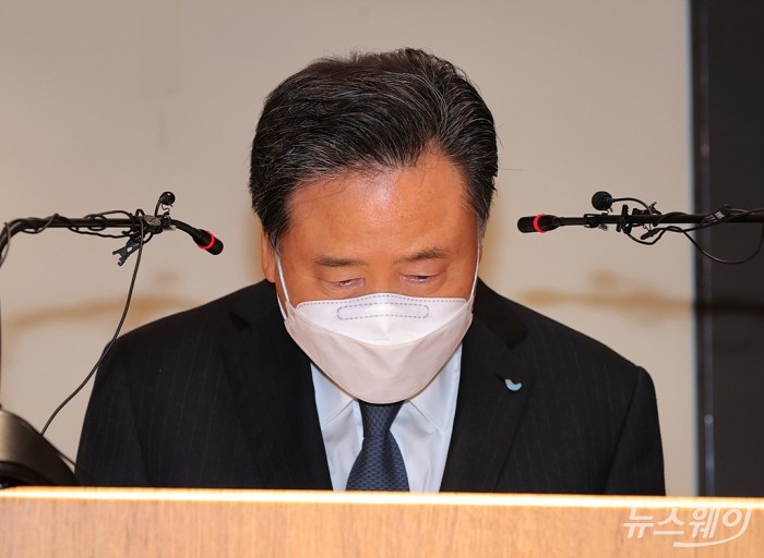 허영인 SPC그룹 회장이 21일 오전 서울 서초구 SPC 본사에서 열린 계열사 SPL의 평택 제빵공장 20대 여자노동자 사망 사고 관련 긴급 대국민 사과 및 기자회견장에서 고개숙여 사과하고 있다. 사진=이수길 기자 leo2004@newsway.co.kr