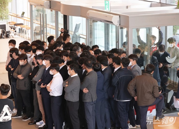 SPC그룹이 21일 오전 서울 서초구 SPC 본사에서 계열사 SPL의 평택 제빵공장 20대 여자노동자 사망 사고 관련 긴급 대국민 사과 및 기자회견장을 진행한 가운데 본사 정문에서 기자회견에 참석하려는 노동자들과 이를 막으려는 SPC직원들. 사진=이수길 기자 leo2004@newsway.co.kr