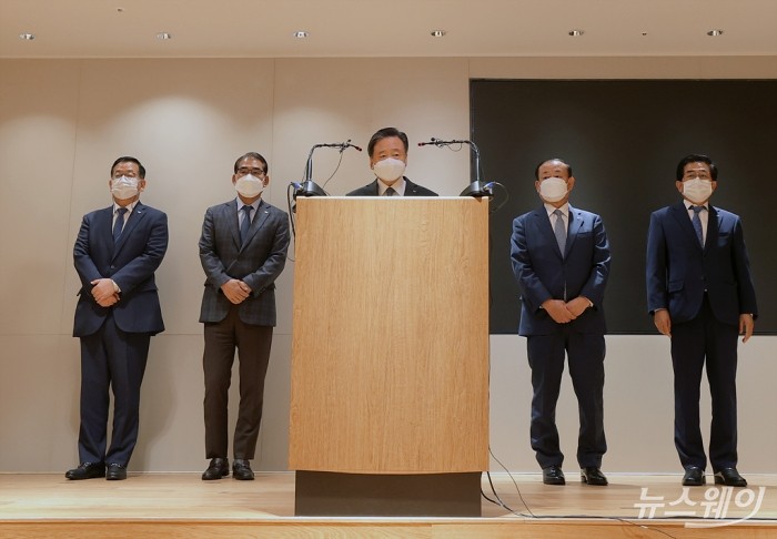 21일 긴급 대국민 사과 기자회견장에 허영인 SPC그룹 회장을 비롯해 계열사 대표들이 자리하고 있다. 좌>이명욱 파리크라상 대표, 황종현 SPC삼립 대표, 허영인 SPC그룹 회장, 황재복 SPC그룹 대표, 도세호 비알코리아 대표. 사진=이수길 기자 leo2004@newsway.co.kr