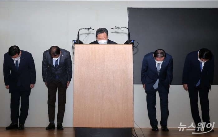 21일 오전 서울 서초구 SPC 본사에서 열린 계열사 SPL의 평택 제빵공장 20대 여자노동자 사망 사고 관련 긴급 대국민 사과 및 기자회견장에 허영인 SPC그룹 회장을 비롯한 계열사 대표들이 고개숙여 사과하고 있다. 사진=이수길 기자 leo2004@newsway.co.kr