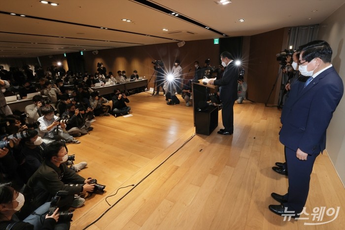 허영인 SPC그룹 회장이 21일 오전 서울 서초구 SPC 본사에서 열린 계열사 SPL의 평택 제빵공장 20대 여자노동자 사망 사고 관련 긴급 대국민 사과 및 기자회견장에서 고개숙여 사과한 뒤 발언하고 있다. 사진=이수길 기자 leo2004@newsway.co.kr