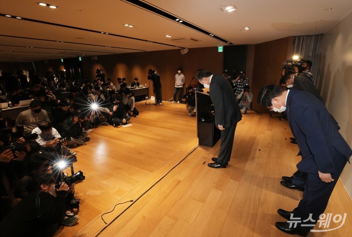 허영인 SPC그룹 회장이 21일 오전 서울 서초구 SPC 본사에서 계열사 SPL의 평택 제빵공장 20대 여자노동자 사망 사고와 관련해 대국민 사과 및 기자회견장을 하고 있다. 사진=이수길 기자 leo2004@newsway.co.kr