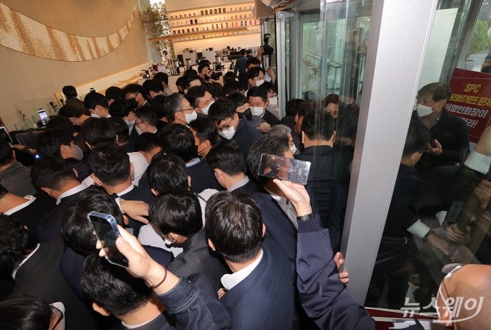 SPC그룹이 21일 오전 서울 서초구 SPC 본사에서 계열사 SPL의 평택 제빵공장 20대 여자노동자 사망 사고 관련 긴급 대국민 사과 및 기자회견장을 진행한 가운데 본사 정문에서 기자회견에 참석하려는 노동자들과 이를 막으려는 SPC직원들간 몸싸움이 벌어지고 있다. 사진=이수길 기자 leo2004@newsway.co.kr