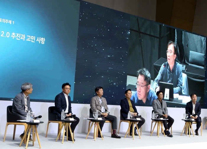 (왼쪽부터) SK경영경제연구소 염용섭 소장, SK에코플랜트 박경일 사장, SK(주) 머티리얼즈 이용욱 사장, SK실트론 장용호 사장, SKC 박원철 사장, SK Inc. 송현종 담당 (화면 아래) SK바이오팜 조정우 사장, SK루브리컨츠 차규탁 사장 사진=SK 제공