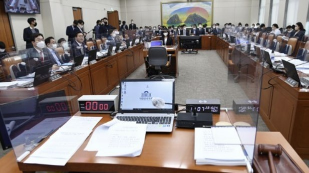 24일 국회에서 열린 정무위원회의 금융위원회 등에 관한 국정감사에 더불어민주당 의원들이 불참해 있다. 사진/ 연합뉴스