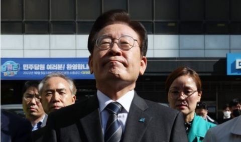 이재명, 당사 압수수색에 울먹이며 "퇴행하는 민주주의 지켜달라"