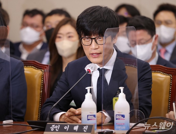 이해진 네이버 GIO가 24일 서울 여의도 국회에서 열린 과학기술정보방송통신위원회의 종합 국정감사에서 의원의 질의에 답하고 있다. 국회 과학기술정보방송통신위원회 종합국정감사. 사진=이수길 기자 leo2004@newsway.co.kr
