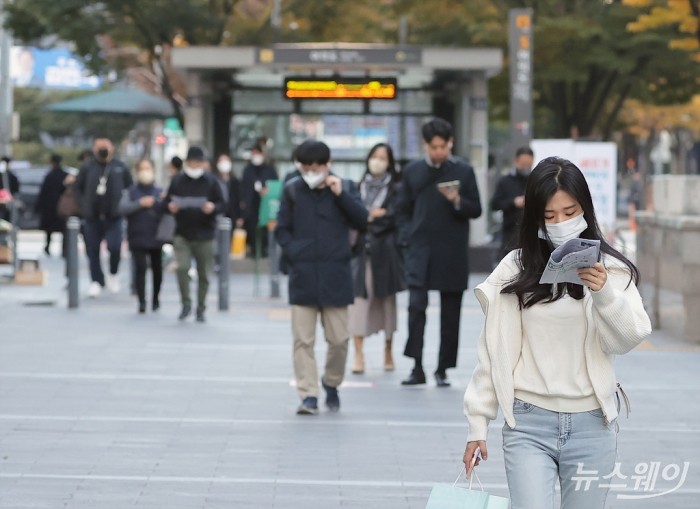 . 25일 오전 서울 영등포구 여의도역 부근에서 '공감과 배려 나눌 수 있는 가족과 친구, 사회의 존재'를 최우선하는 MZ세대 회사원이 신문을 보며 출근하고 있다. 사진=이수길 기자 leo2004@newsway.co.kr