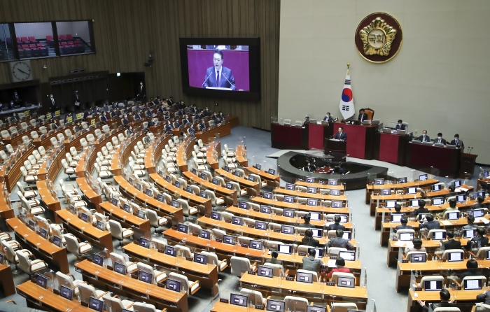 윤석열 대통령이 지난달 25일 국회 본회의장에서 내년도 정부 예산안에 대한 시정연설을 하고 있다. 사진=이수길 기자 leo2004@newsway.co.kr}