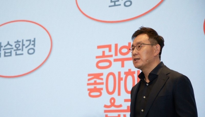 이윤석 아이스크림에듀 대표가 25일 서울 강남구 최인아책방에서 열린 '아이스크림 홈런 2.0 기자간담회'에서 2세대 스마트 홈러닝 시장 개척을 선언했다. 사진=아이스크림에듀 제공