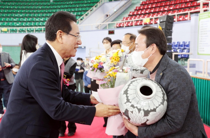김영록 전남도지사가 25일 고흥에서 열린 제14회 전남문화원의 날 기념식에 참가하고 있다.