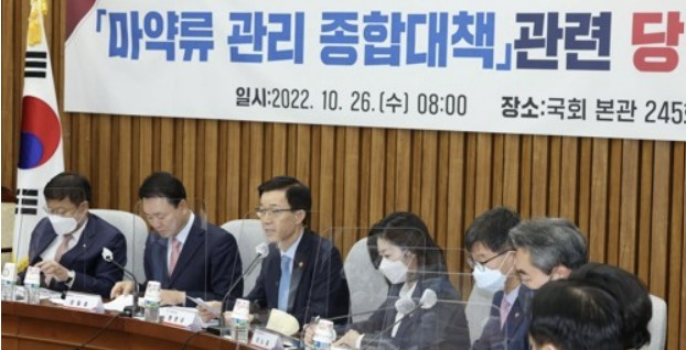 방문규 국무조정실장이 26일 국회에서 열린 마약류 관리 종합 대책 관련 당정 협의회에서 발언하고 있다. 사진/ 연합뉴스