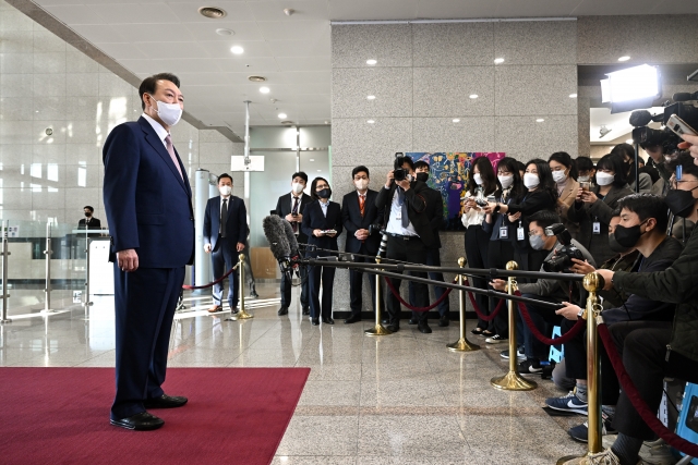 도어스테핑 자리에 서있는 윤 대통령. 사진=대통령실 제공.