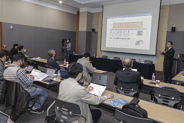 고태봉 하이투자증권 리서치본부장이 27일 대구 엑스포에서 열린 한국자동차기자협회 심포지엄에서 자율주행차 글로벌 산업 동향과 시사점을 주제로 발표하고 있다. 사진=한국자동차기자협회 제공