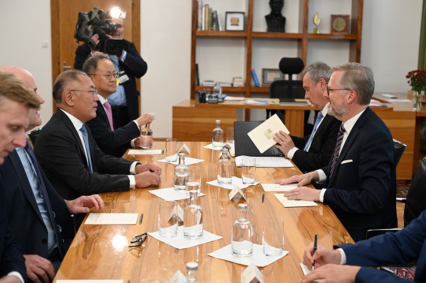 정의선 현대차그룹 회장 페트르 피알라 체코 총리와 면담. 사진=현대차그룹 제공