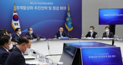 민주, '80분 생중계' 비상경제회의에···"정치쇼" 맹폭
