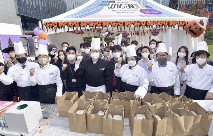 존림 삼성바이오로직스 대표(왼쪽 세번째)와 사외이사 및 임원이 푸드트럭 행사 배식을 진행하며 임직원들과 기념촬영을 하고 있는 모습. (왼쪽부터) 박용 인사지원센터장(상무), 박재완 사외이사, 존림 대표, 김유니스 사외이사, 이창우 사외이사, 허근녕 사외이사