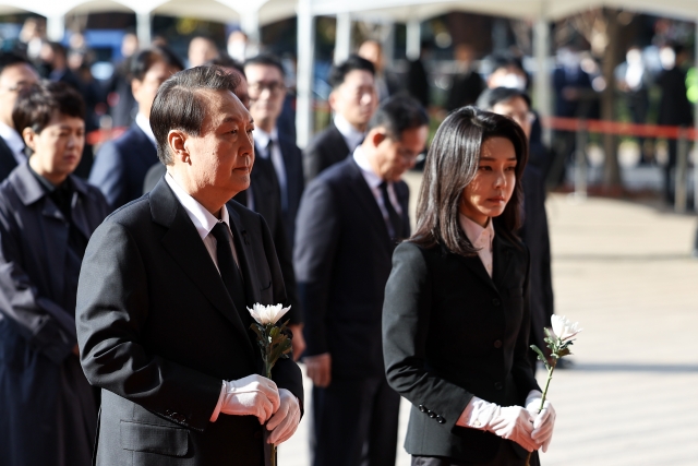 이태원 사고 사망자 합동분향소 찾은 윤 대통령 내외. 사진=대통령실 제공.