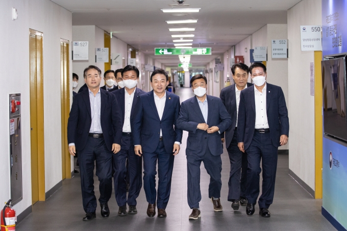 원희룡 국토교통부 장관과 지자체장들이 24일 오후 세종시 정부세종청사에서 열린 1기 신도시 정비를 위한 간담회에 참석하기 위해 이동하고 있다. 왼쪽부터 이동환 고양시장, 조용익 부천시장, 원희룡 국토부 장관, 신상진 성남시장, 하은호 군포시장, 최대호 안양시장. 사진=국토교통부