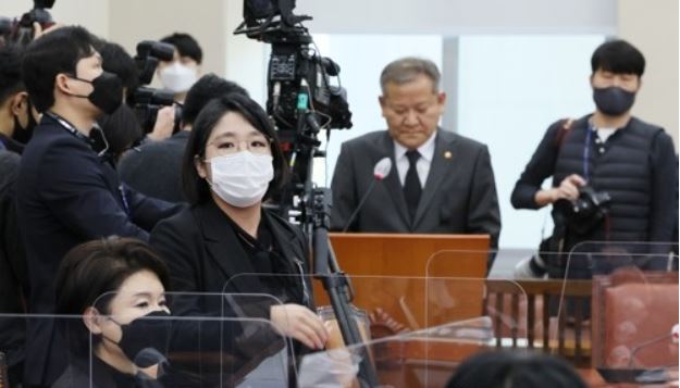 이상민 행정안전부 장관이 1일 오후 국회에서 열린 행정안전위원회 전체회의에서 이태원 참사와 관련해 현안 보고하고 있는 가운데 기본소득당 용혜인 의원이 여야 합의로 질의를 하지 않기로 한 것에 대해 항의하며 퇴장하고 있다. 사진=연합뉴스 제공