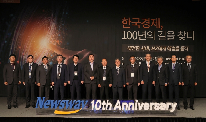 2일 서울 중구 더 플라자호텔에서는 뉴스웨이 창간 10주년 포럼 '한국경제, 100년의 길을 찾다-대전환 시대, MZ에게 해법을 묻다'가 개최됐다. 사진 왼쪽부터 양갑수 토스뱅크 정책협력전무, 서명교 대한주택건설협회 부회장, 김태균 현대건설 주택본부장, 정우용 상장회사협의회 정책부회장, 민영삼 사회통합전략연구원장, 장예찬 청년재단 이사장, 김종현 뉴스웨이 회장, 권도엽 국토교통부 전 장관, 김동훈 한국기자협회 회장, 이의춘 인터넷신문협회 회장, 강영철 KDI국제정책대학원 초빙교수, 안시권 대한건설협회 부회장, 강혁 뉴스웨이 사장. 사진=이수길 기자 leo2004@newsway.co.kr