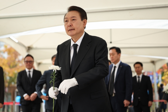 윤 대통령, 이태원 사고 합동분향소 조문. 사진=대통령실 제공.