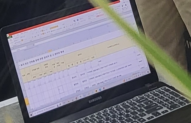 지난 2일 한남2구역 시공사 선정 부재자 투표장에는 사전에 협의되지 않은 시공사 협력업체 직원이 사무실에 들어온 사실이 밝혀지면서, 한 때 경찰이 출동하는 일까지 벌어졌다. 사진은 경찰관 출동 당시 문제의 컴퓨터에 조합원 명부 파일이 켜진 모습. 사진=독자제공