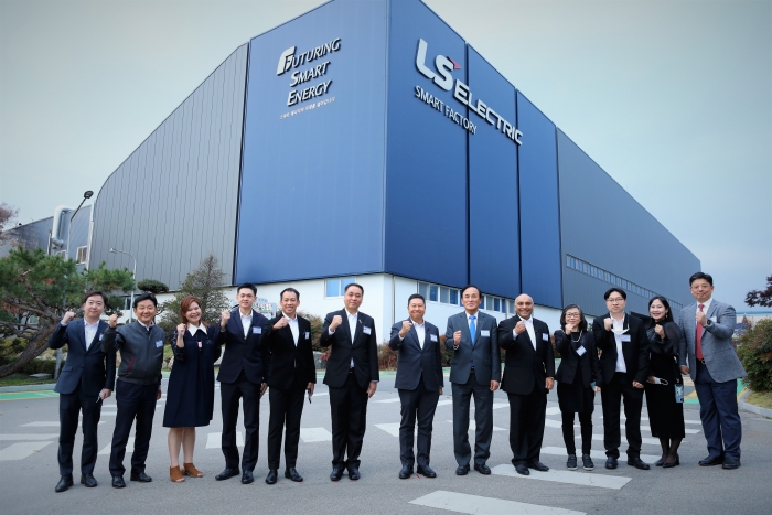 윗추 웻차치와 주한태국대사(왼쪽 여섯번째), 니티 파타라촉 SCG 사장(왼쪽 일곱번째), 최순홍 LS일렉트릭 상근고문(왼쪽 여덟번째) 등 관계자들이 기념촬영을 하고 있는 모습 사진=LS 일렉트릭 제공