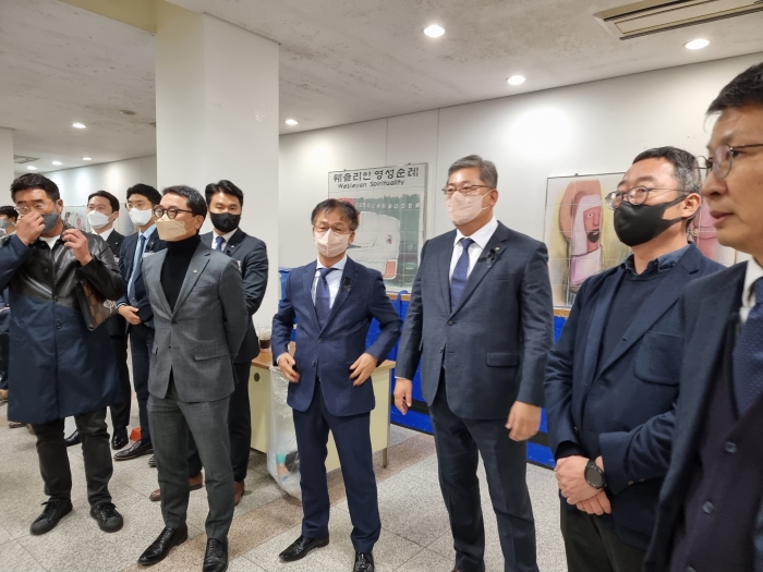 대우건설 임직원들이 한남2구역 총회장 입구에서 시공사 선정 발표를 기다리는 모습. 사진=장귀용 기자