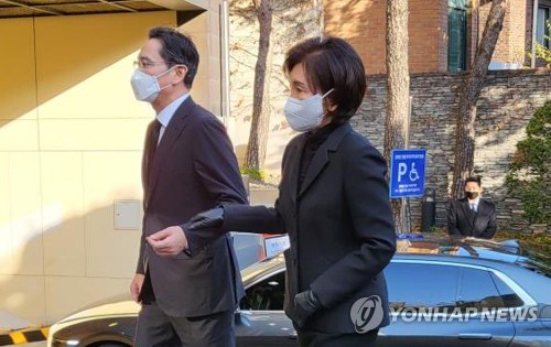 이재용 삼성전자 회장은 어머니 홍라희 전 리움관장과 함께 서울 중국 필동 CJ인재원에 마련된 손복남 CJ그룹 고문의 빈소를 찾았다. 사진=연합뉴스