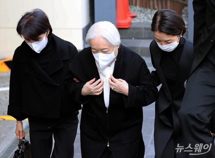 고 이병철 삼성 창업주의 3녀인 이순희 여사가 6일 오전 서울 중구 CJ인재원에 마련된 이재현 CJ그룹 회장의 모친 고 손복남 경영 고문의 빈소에 들어서고 있다. 사진=이수길 기자 leo2004@newsway.co.kr