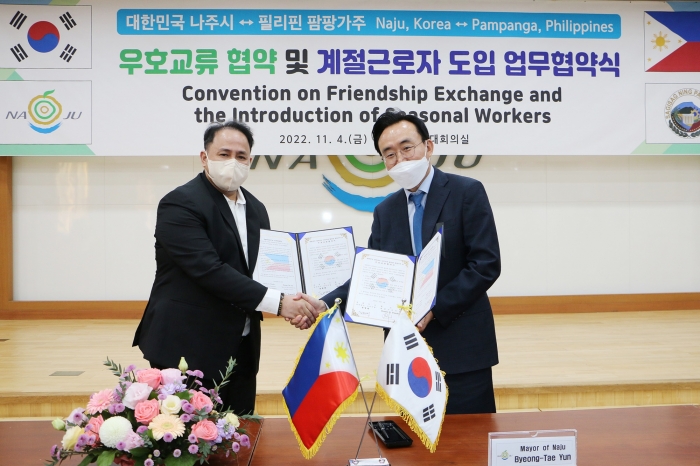 우호교류 협력협약을 체결하는 윤병태 나주시장과 데니스 가르시아 피네다 필리핀 팜팡가주지사.