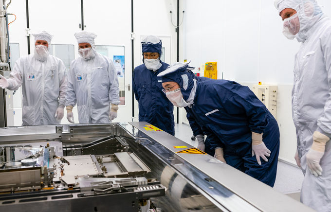 이재용 삼성전자 부회장이 2020년 ASML 본사를 찾아 EUV 장비를 살펴보는 모습 사진=삼성전자 제공