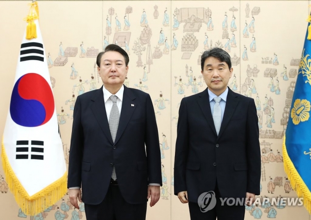 윤석열 대통령, 이주호 교육부 장관에 임명장 수여. 사진=연합뉴스 제공.