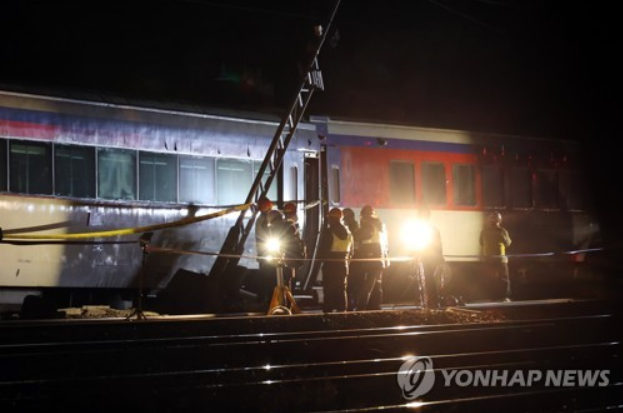 무궁화호 열차 탈선사고가 발생한 서울 영등포역 부근 철로에서 7일 새벽 코레일 직원들이 복구작업을 벌이고 있다. 사진=연합뉴스