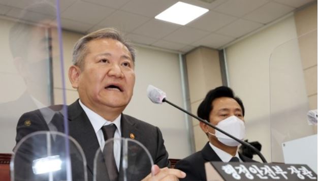 7일 오후 국회에서 열린 행정안전위원회에서 이상민 행정안전부 장관이 의원들의 질의에 답변하고 있다. 사진=연합뉴스 제공