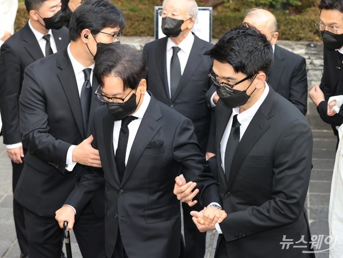 CJ그룹 이재현 회장과 장남 이선호 CJ제일제당 경영리더가 8일 오전 서울 중구 CJ인재원에서 엄수된 故 손복남 CJ 경영고문의 발인식에서 이동하고 있다. 사진=이수길 기자 leo2004@newsway.co.kr