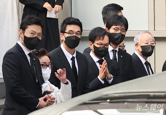 이미경 CJ그룹 부회장, 이선호 CJ제일제당 경영리더, 이재현 CJ그룹 회장, 손경식 CJ그룹 회장이 8일 오전 서울 중구 CJ인재원에서 엄수된 故 손복남 CJ경영고문의 발인식에서 고인을 모신 운구차량을 배웅하고 있다. 사진=이수길 기자 leo2004@newsway.co.kr