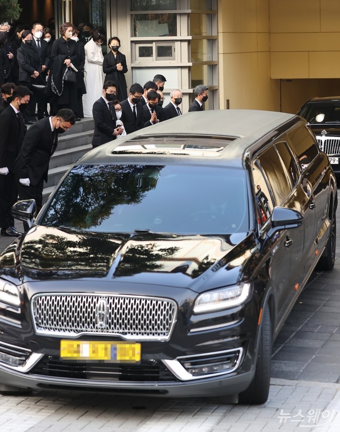이미경 CJ그룹 부회장, 이선호 CJ제일제당 경영리더, 이재현 CJ그룹 회장, 손경식 CJ그룹 회장이 8일 오전 서울 중구 CJ인재원에서 엄수된 故 손복남 CJ경영고문의 발인식에서 고인을 모신 운구차량을 배웅하고 있다. 사진=이수길 기자 leo2004@newsway.co.kr